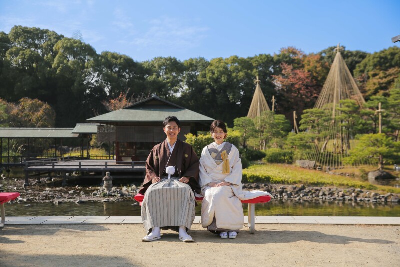 庭園を背景に休憩ショット