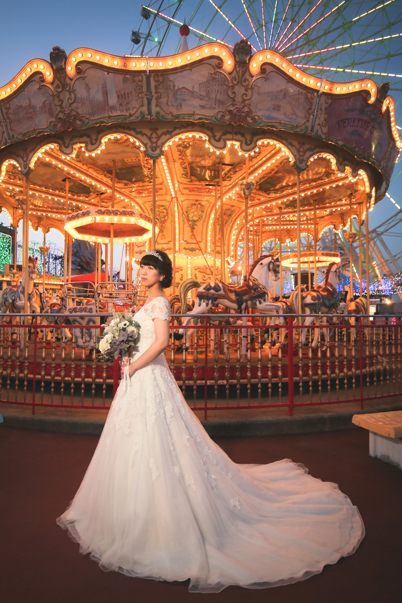 メリーゴーランドの前で