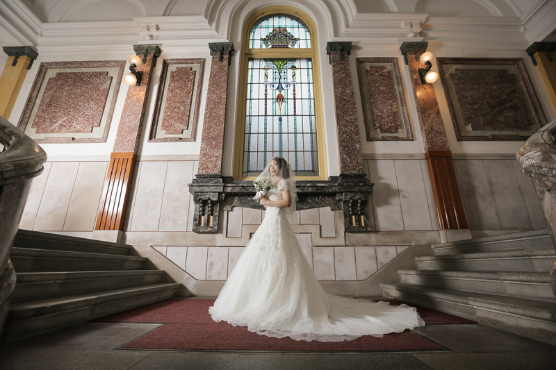 象徴的なステンドガラスの前で！