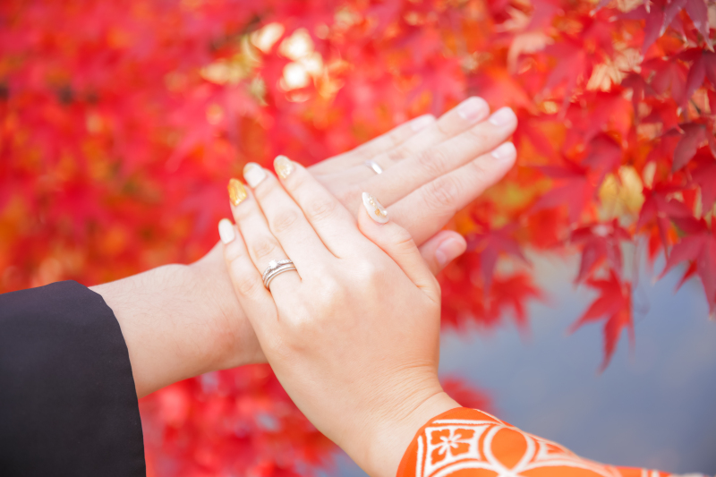 指輪と紅葉と