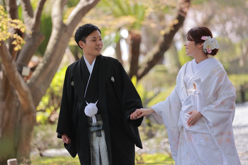 手を繋ぎながら