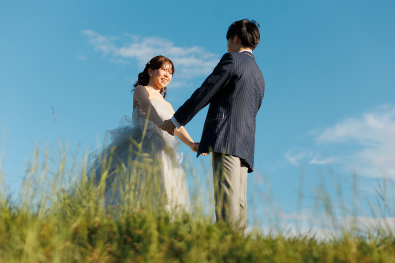 手を取り合って