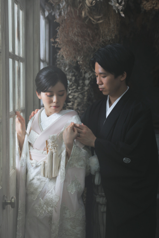 透明感のある和装衣装と一緒に