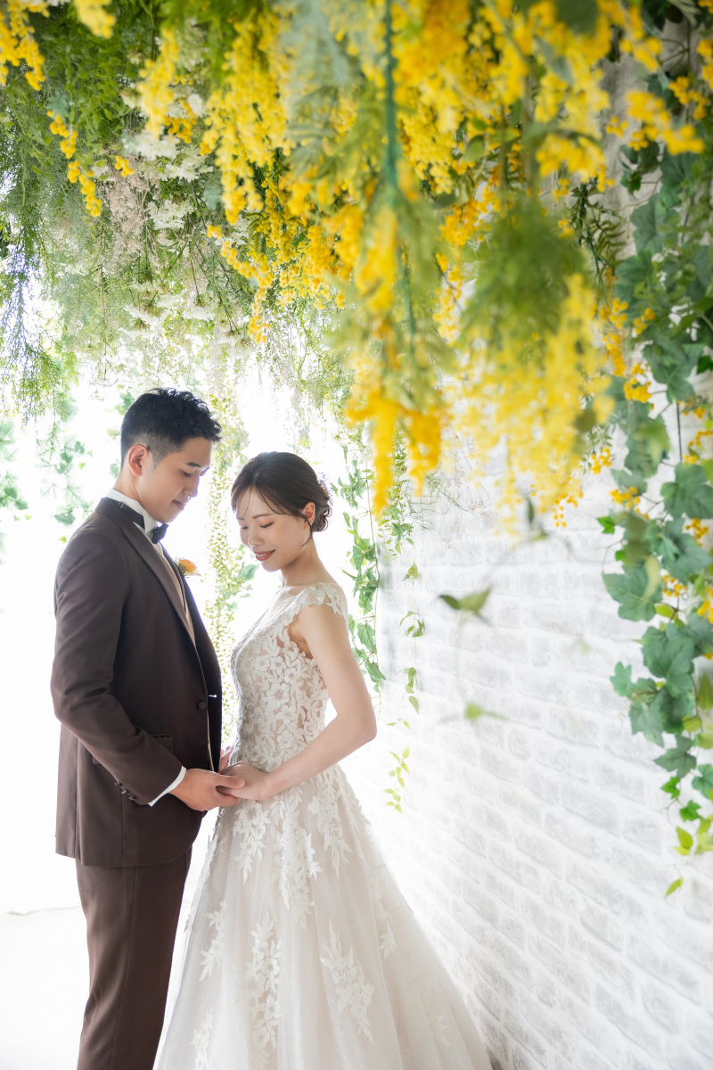 手を取りあって