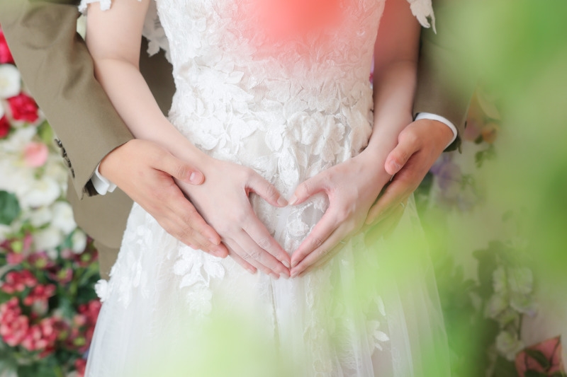 お腹に手を添えて