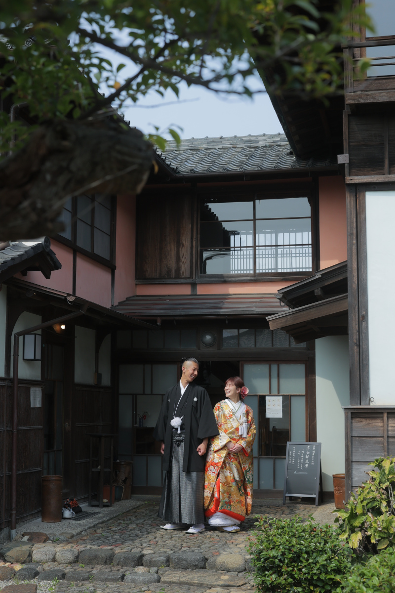 建物を背景に