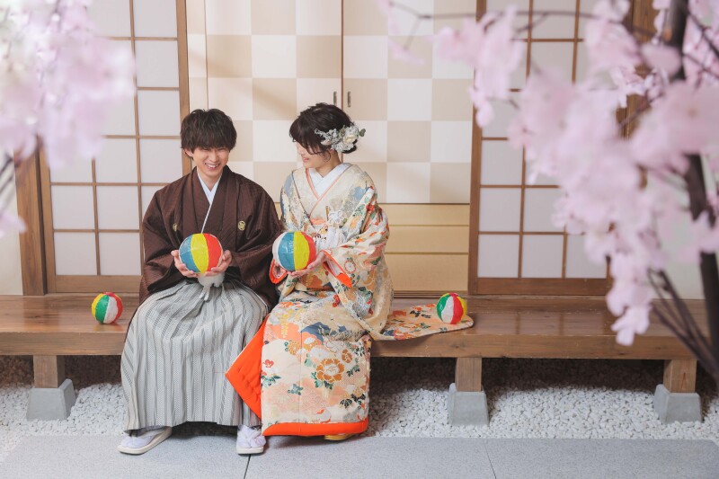 縁側で紙風船と