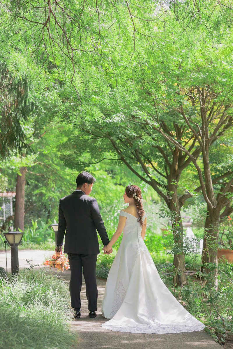 差し込んだ光に。