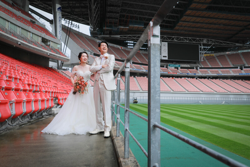 ピッチを背景に