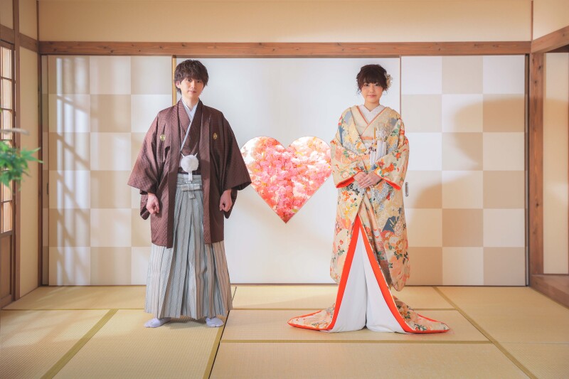 猪目窓の前で正面立ち