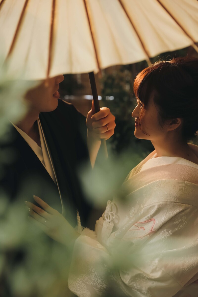 夕暮れの雰囲気を感じる傘ショット