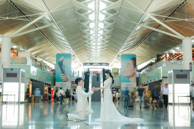 空港のカウンター前にて