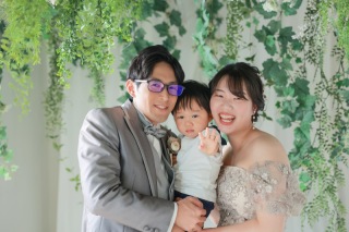 お花に囲まれたスタジオでお子様と