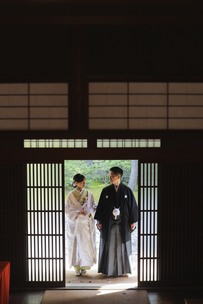 お茶室の入り口前で