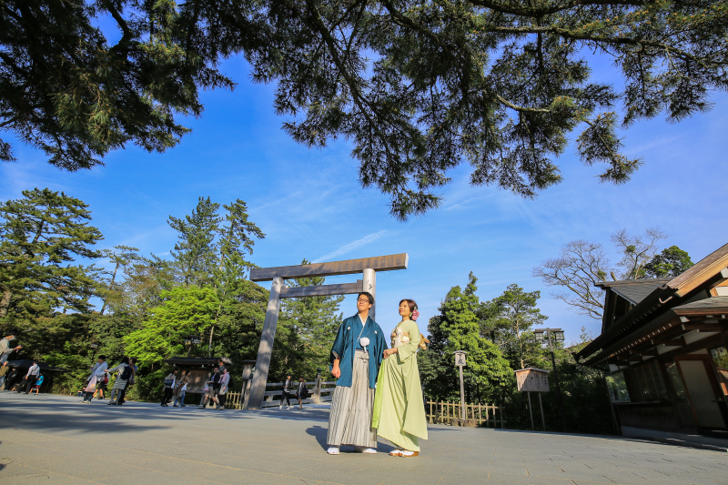 大鳥居を背景に