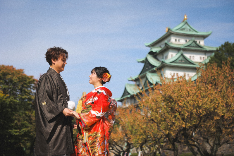 手を取り合って