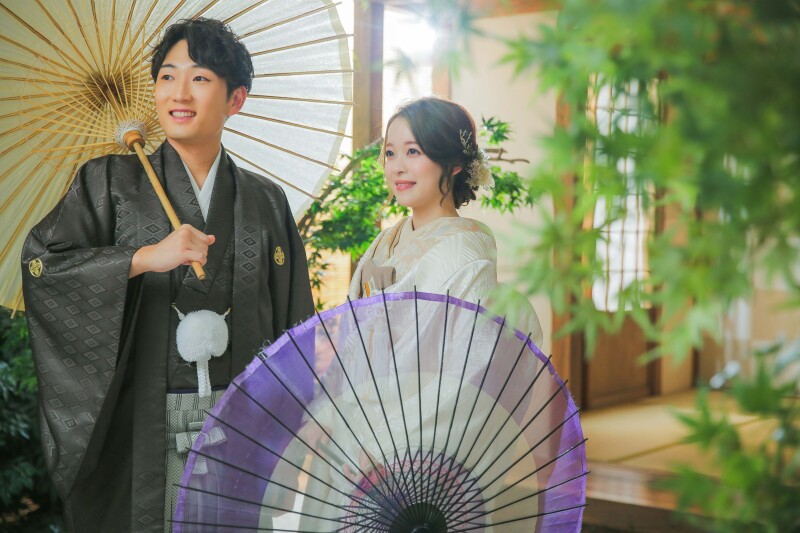 屋内庭園のお庭で暖かな光に包まれて
