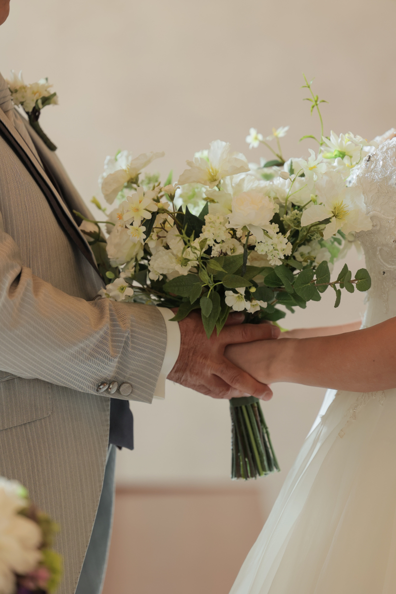 手を取り合って