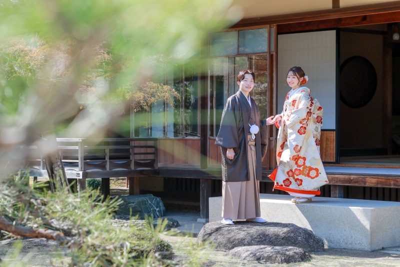 手を取り合って