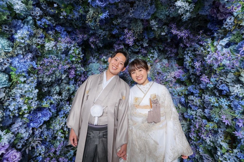 青いお花に囲まれて