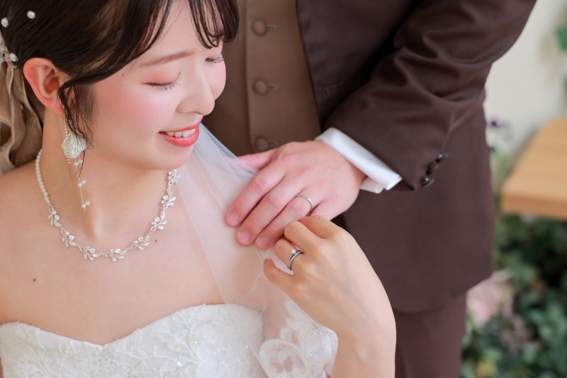 指輪を強調して