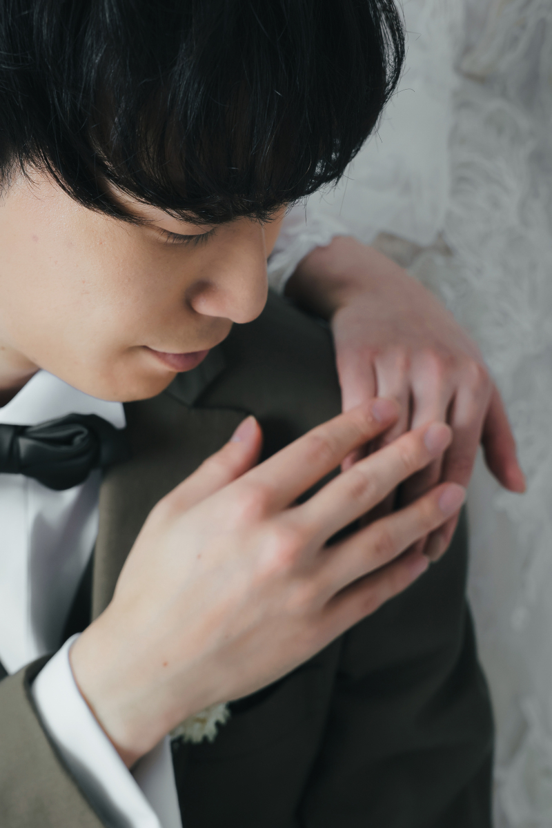 手と手を重ねて