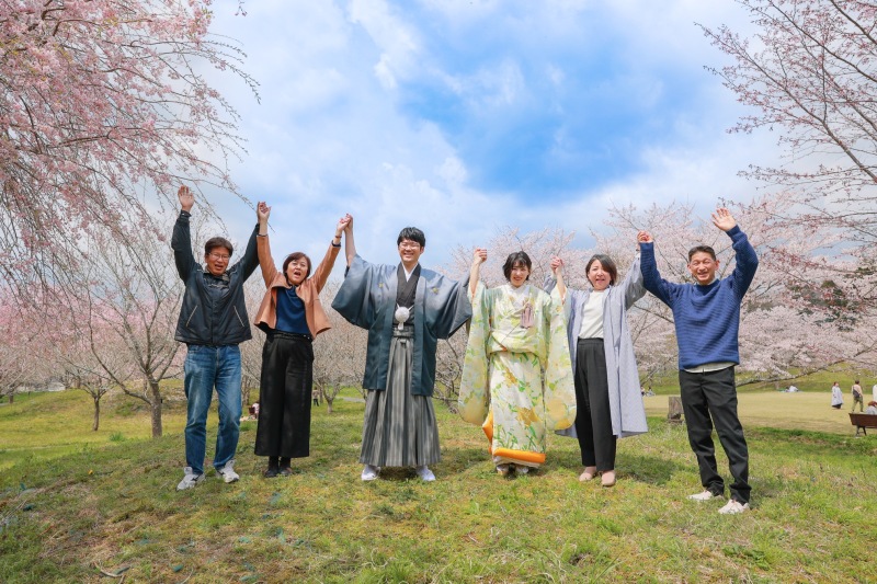 桜の下で家族撮影