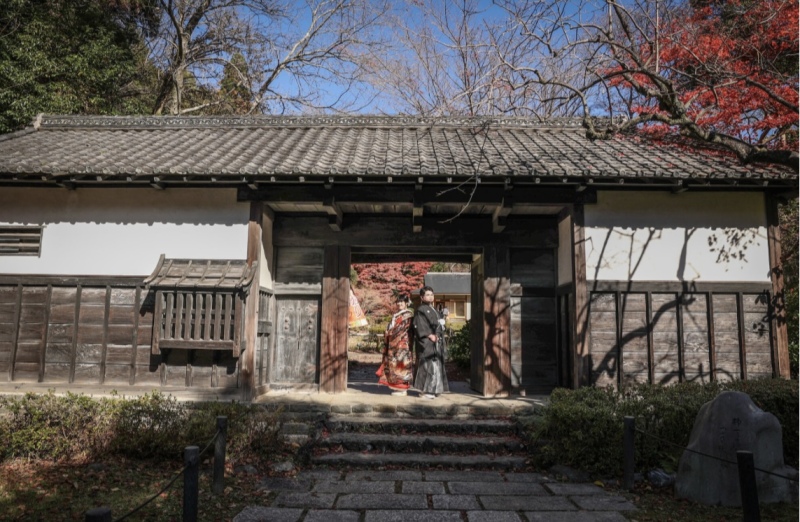 大きな門の前で