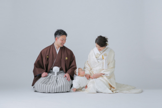 お子様も一緒に。シンプル背景で和装撮影
