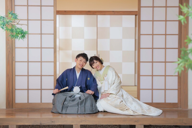 お茶室を背景に縁側ショット