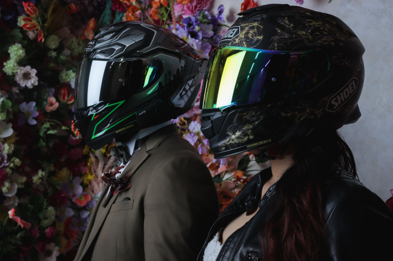 ヘルメットを被って