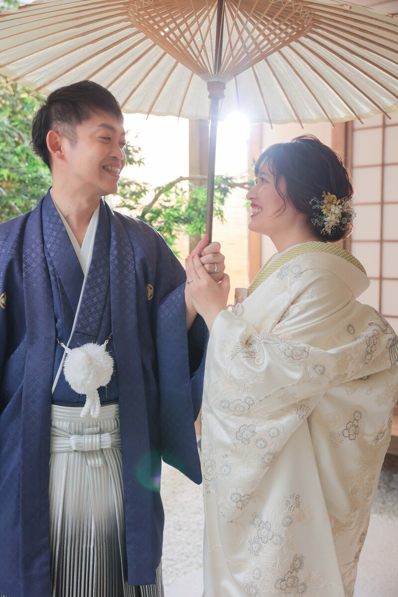 一緒に傘を持って