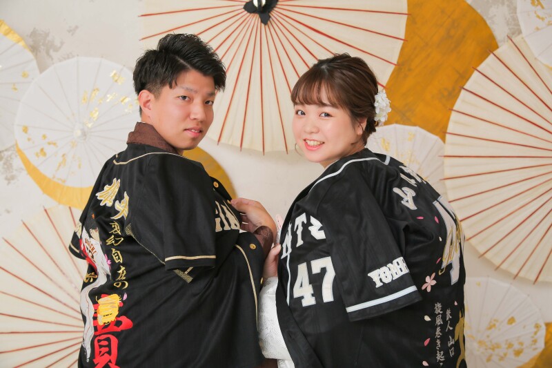 オーダーメイドの野球応援ユニフォームを羽織って。