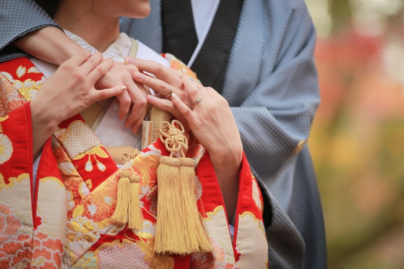 指輪を強調して