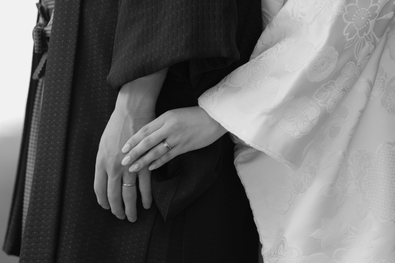 寄り添い合う2人の手