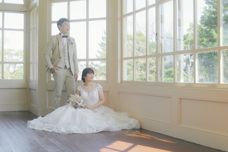 座りショットも！