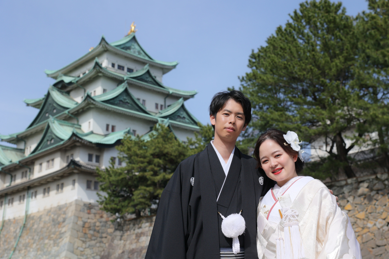 名古屋城の前で