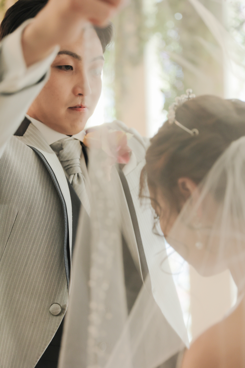 ベールアップご新郎様の見守る先には