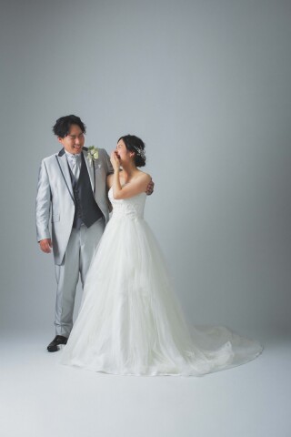 シンプルなスタジオでお二人らしさを