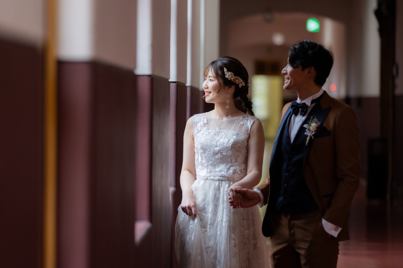 手を取り合って