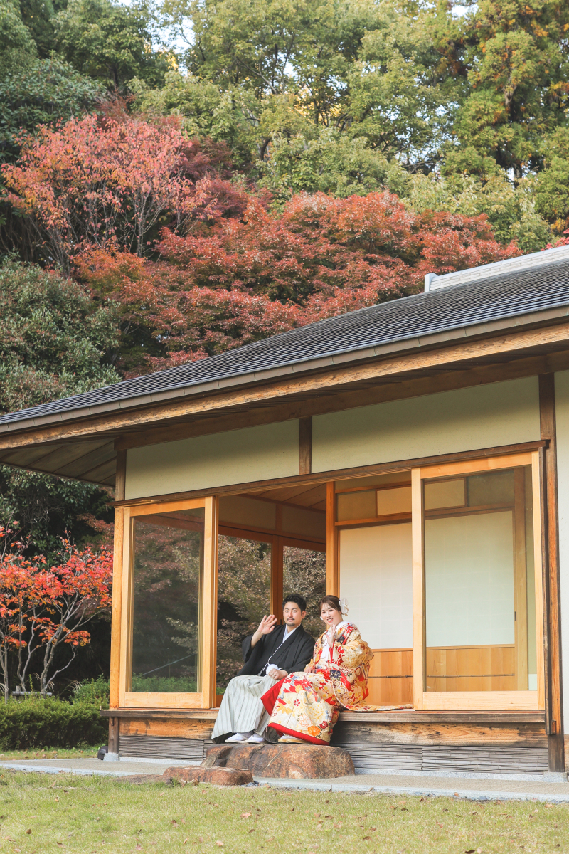 縁側に座って。