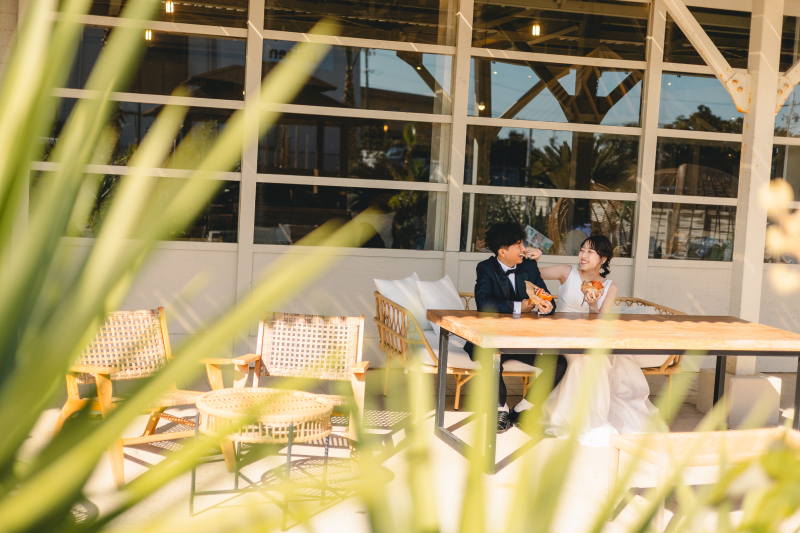 ハンバーガーを食べながら