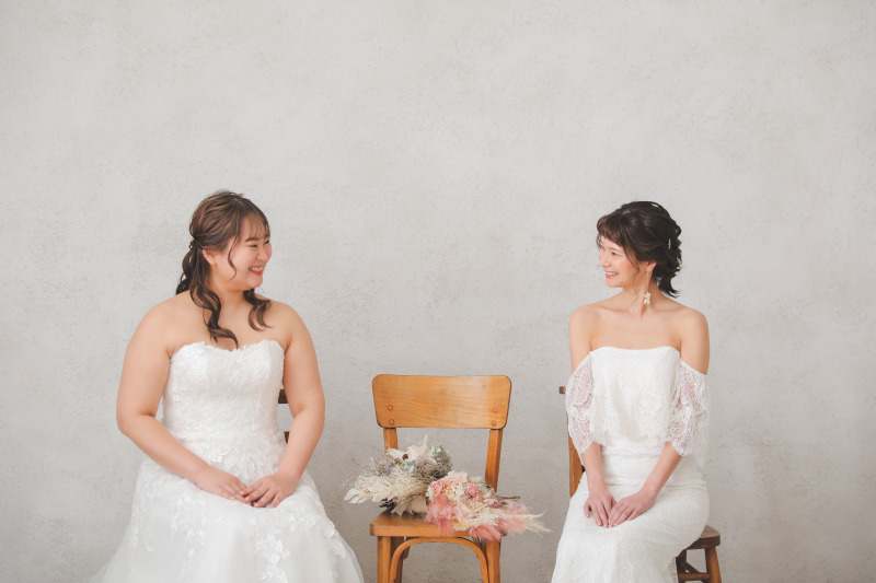 ウェディングドレス姿で。