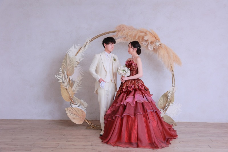 白のタキシードと赤のドレス