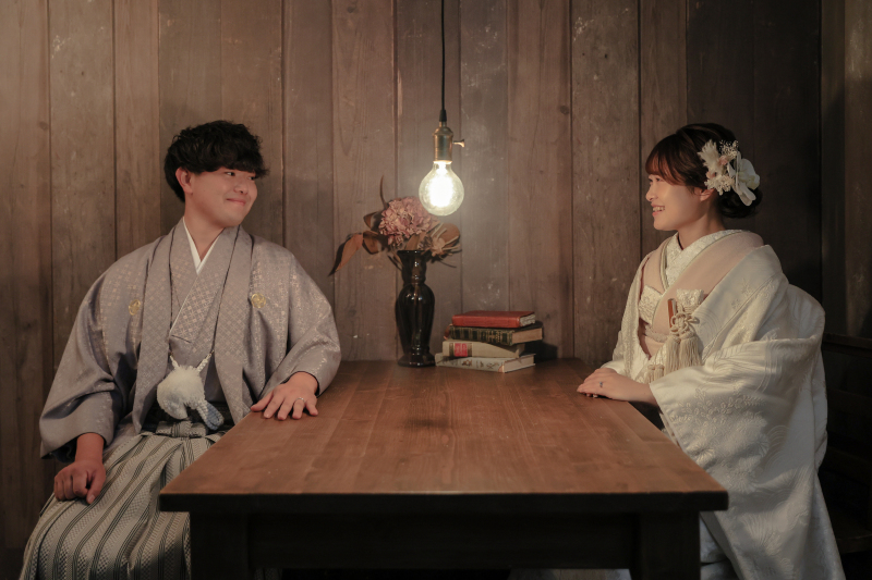 電球に照らされて。