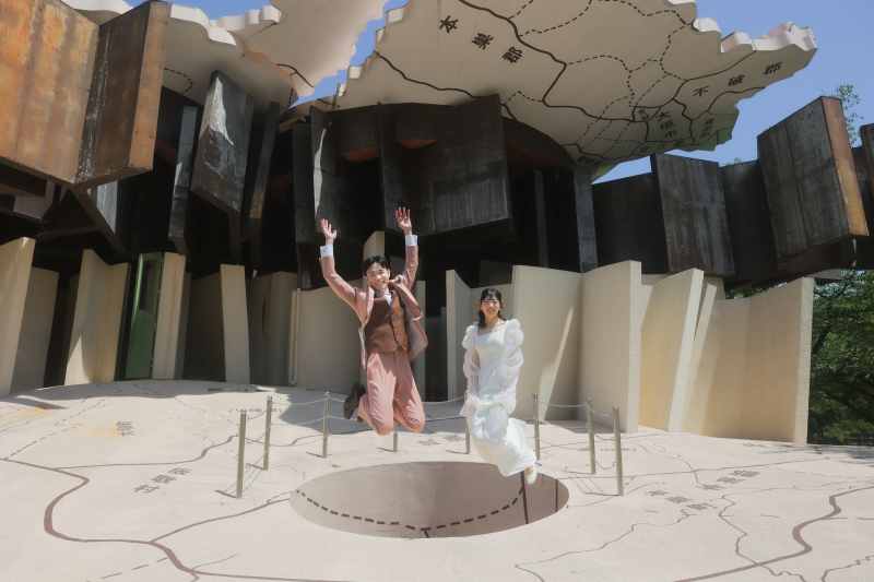 穴から出てきた！