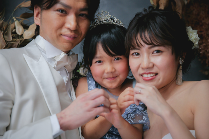 小さな手で