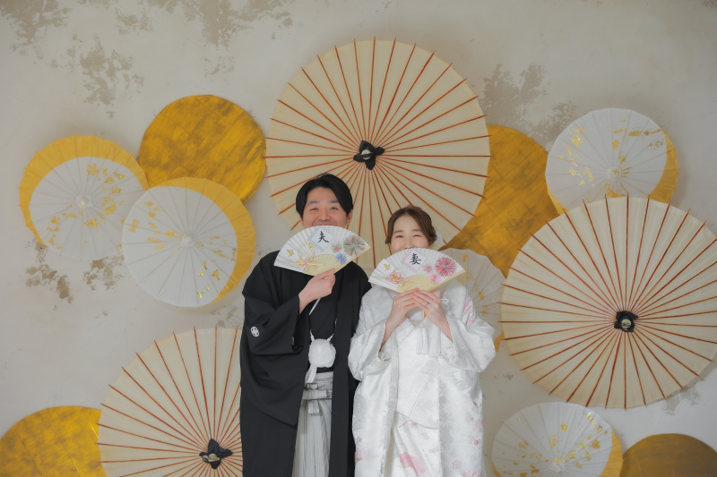 和傘を背景に一枚