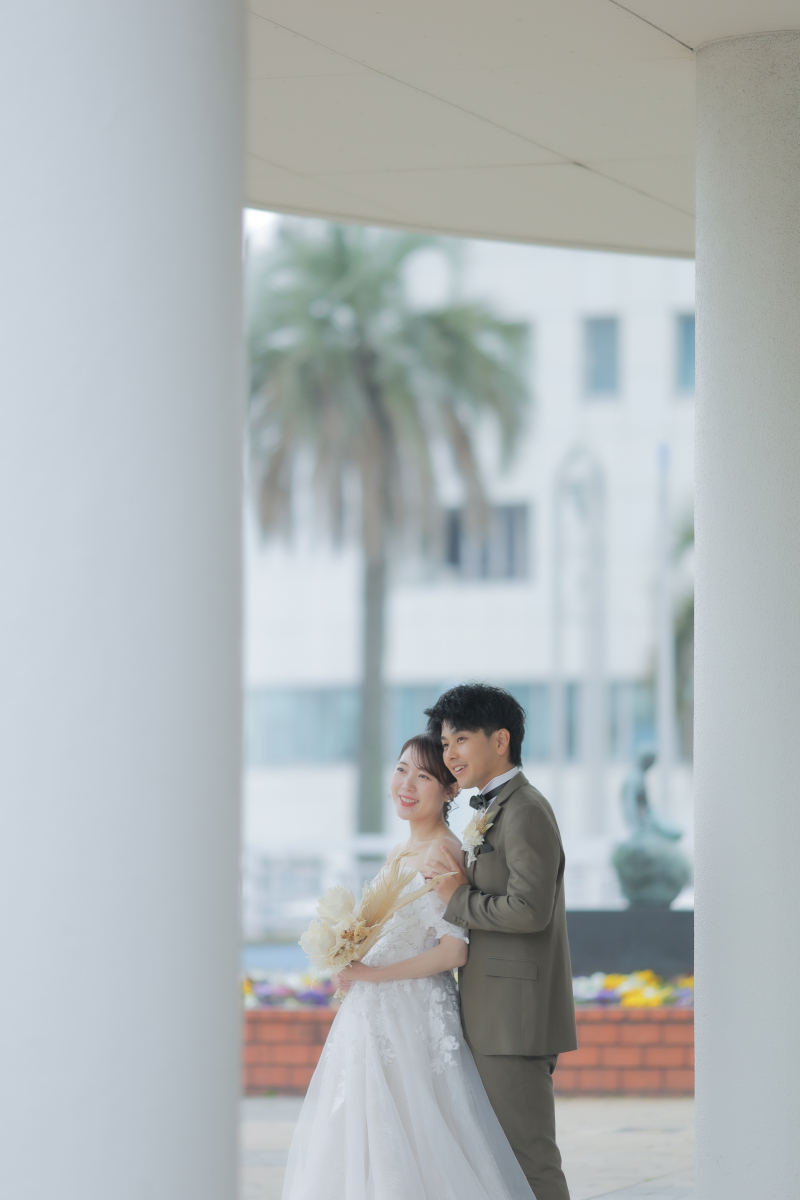 白の建造物と椰子の木も