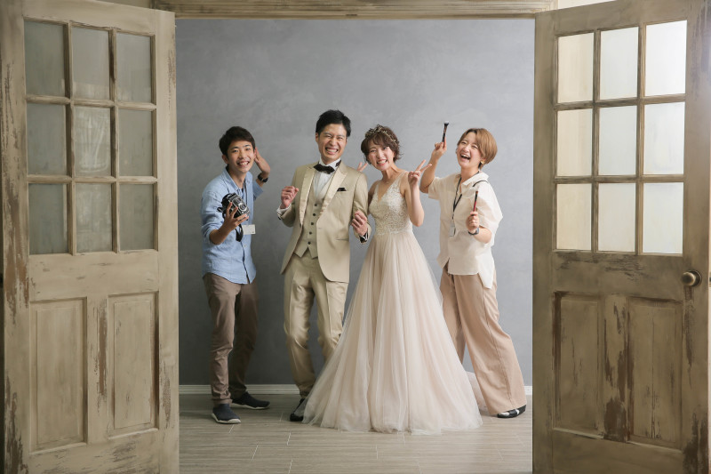 カメラマンとヘアメイクスタッフと一緒に